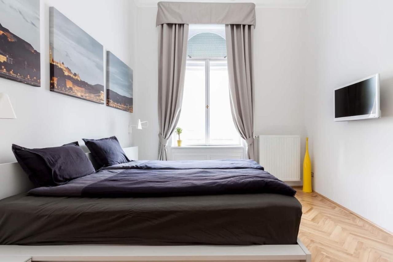 Bpr Sophisticated Astoria Suite With Balcony — Photos 1